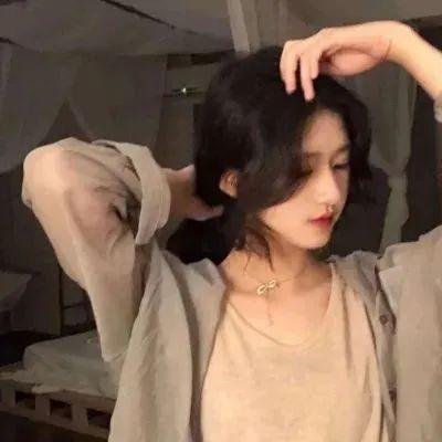 玻璃橱窗中的姑娘